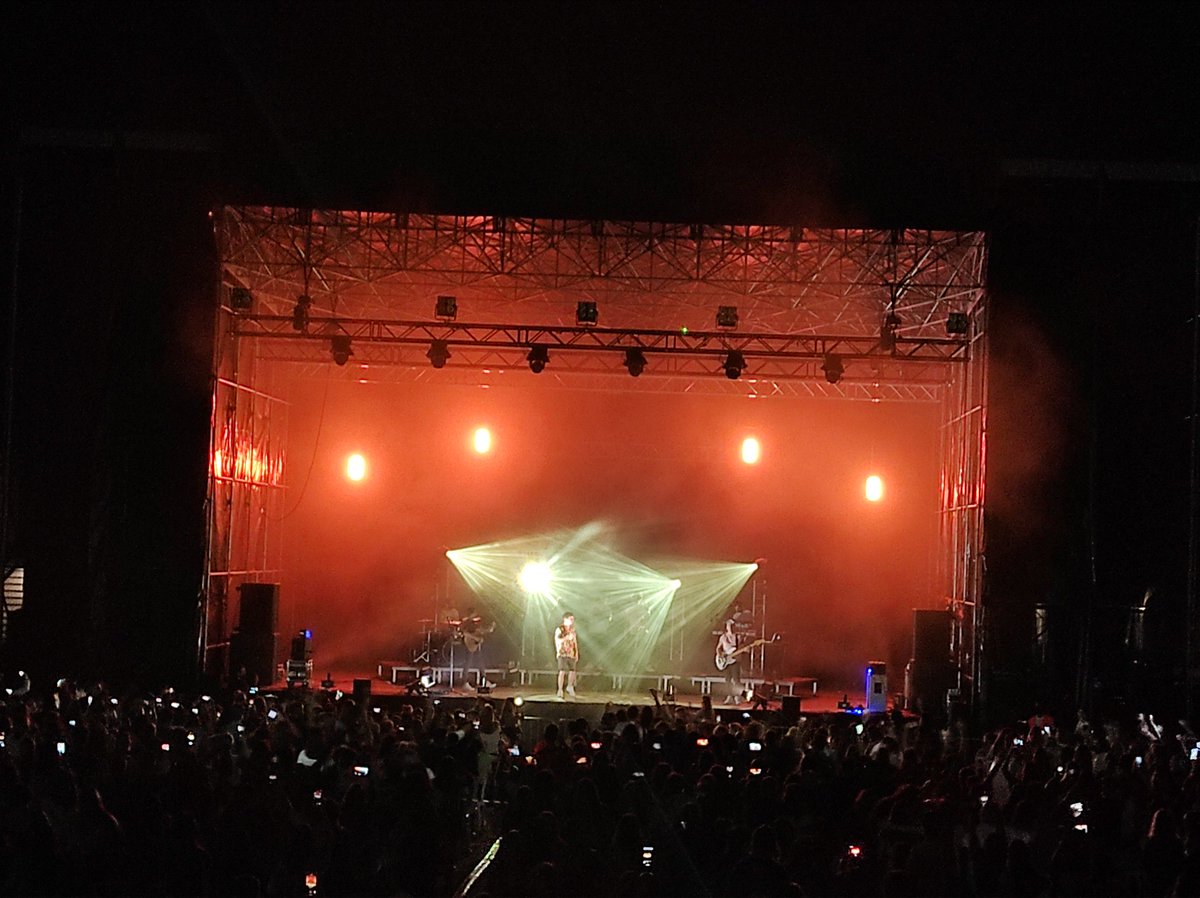 martariau's tweet photo. Cantar, ballar, riure... Un acabament de setmana genial al concert de @mikinunez al #CalafellBeachFestival https://t.co/O4FDpYN0fO