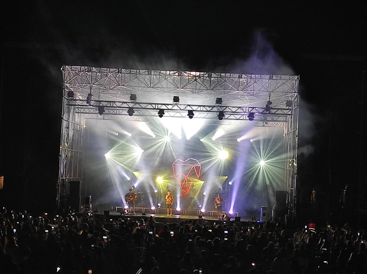 martariau's tweet photo. Cantar, ballar, riure... Un acabament de setmana genial al concert de @mikinunez al #CalafellBeachFestival https://t.co/O4FDpYN0fO