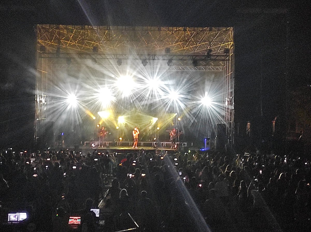 martariau's tweet photo. Cantar, ballar, riure... Un acabament de setmana genial al concert de @mikinunez al #CalafellBeachFestival https://t.co/O4FDpYN0fO
