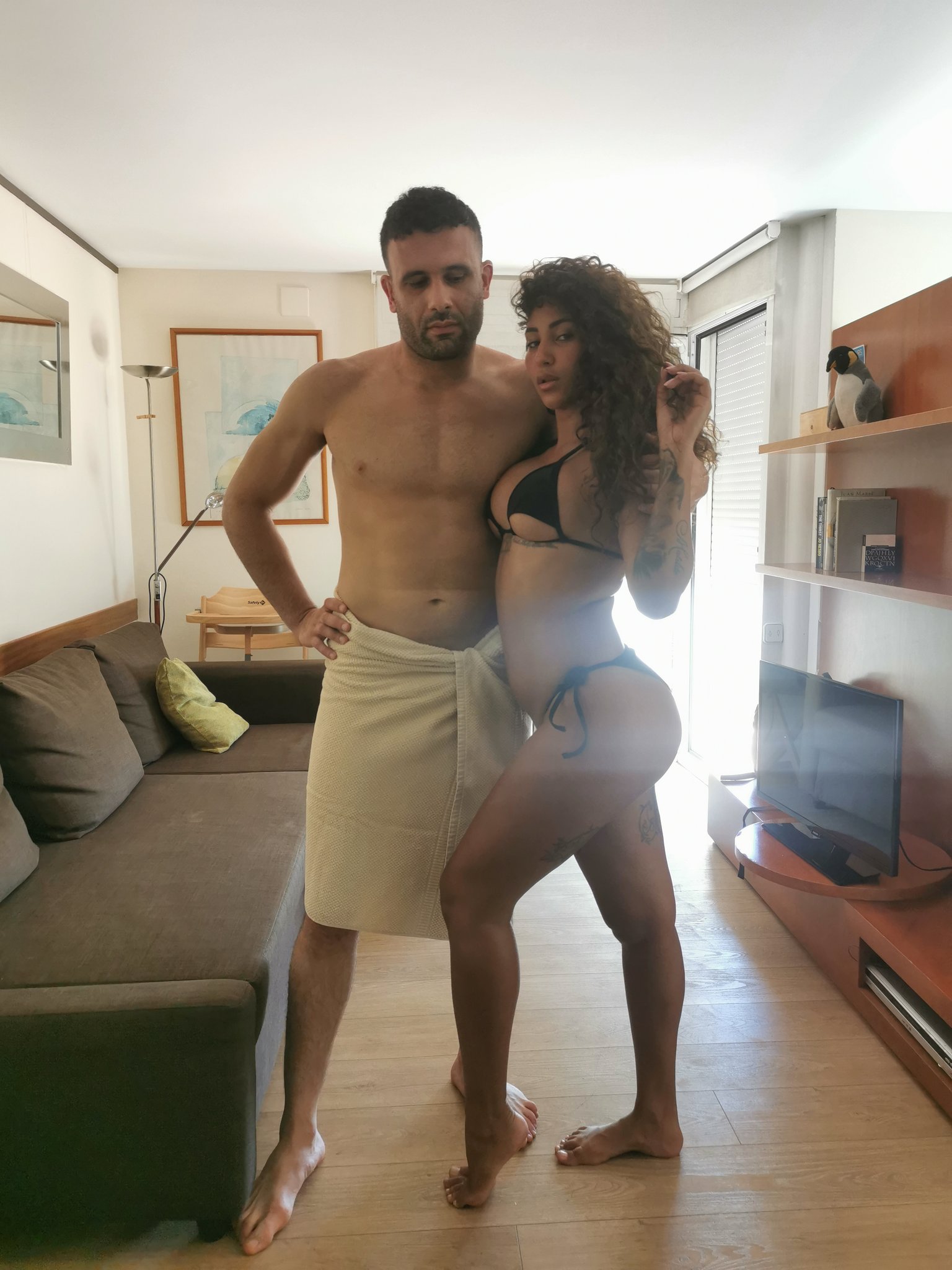Impossible not to look at @venusafroditahd 's #curves when you are a #straightguy. #voluptuous #curvy https://t.co/52HUxxnW4i