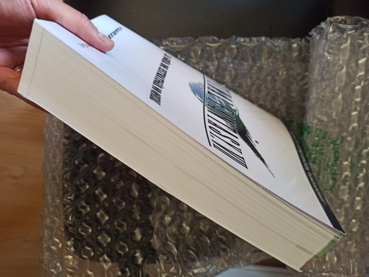 StrifeMako's tweet image. En serio, es la mejor guía que podría tener un fan de este juego, había cosas que las desconocía y con solo ojearla un poco, pensaba que lo sabía todo, y cada vez me sorprende la de secretos que tenía!  Enhorabuena a @GenoProyecto y muchas gracias por esta edición FUNDADORES.