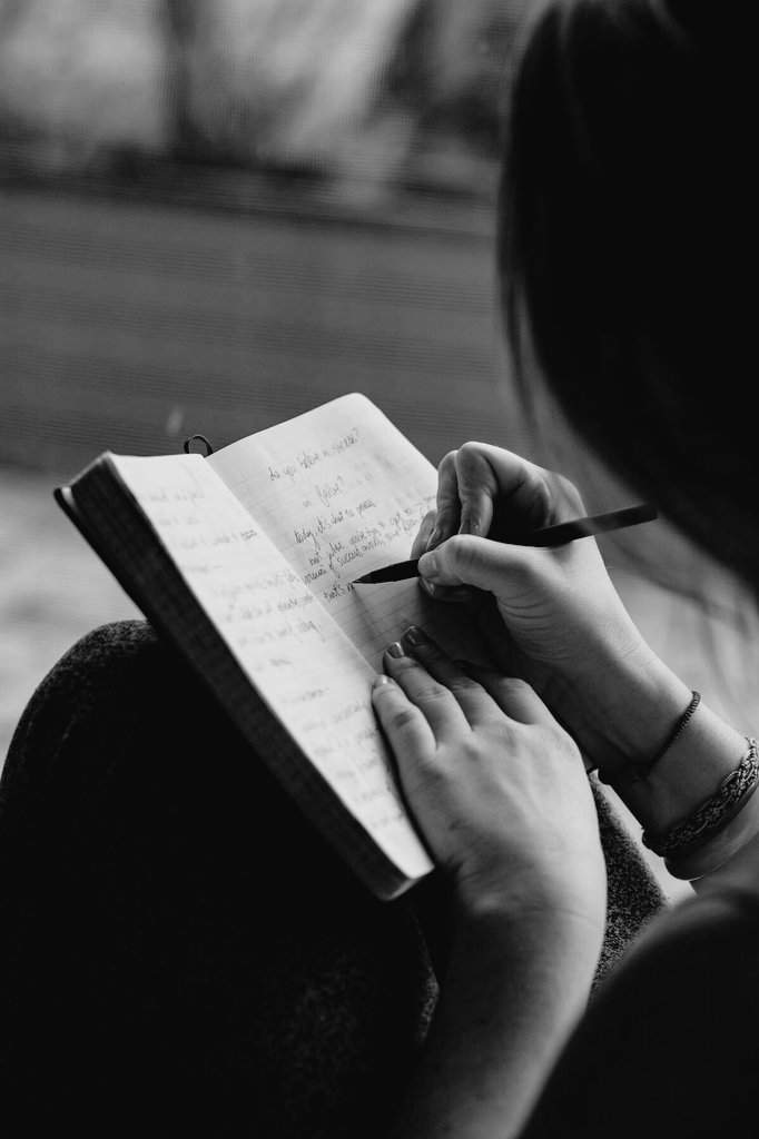 "Es gab Dinge die ich nicht sagen, 
 sondern nur schreiben konnte.
 Denn wenn ich redete, dann dachte
 ich und wenn ich schrieb, dann 
 fühlte ich."

- Benedict Wells -