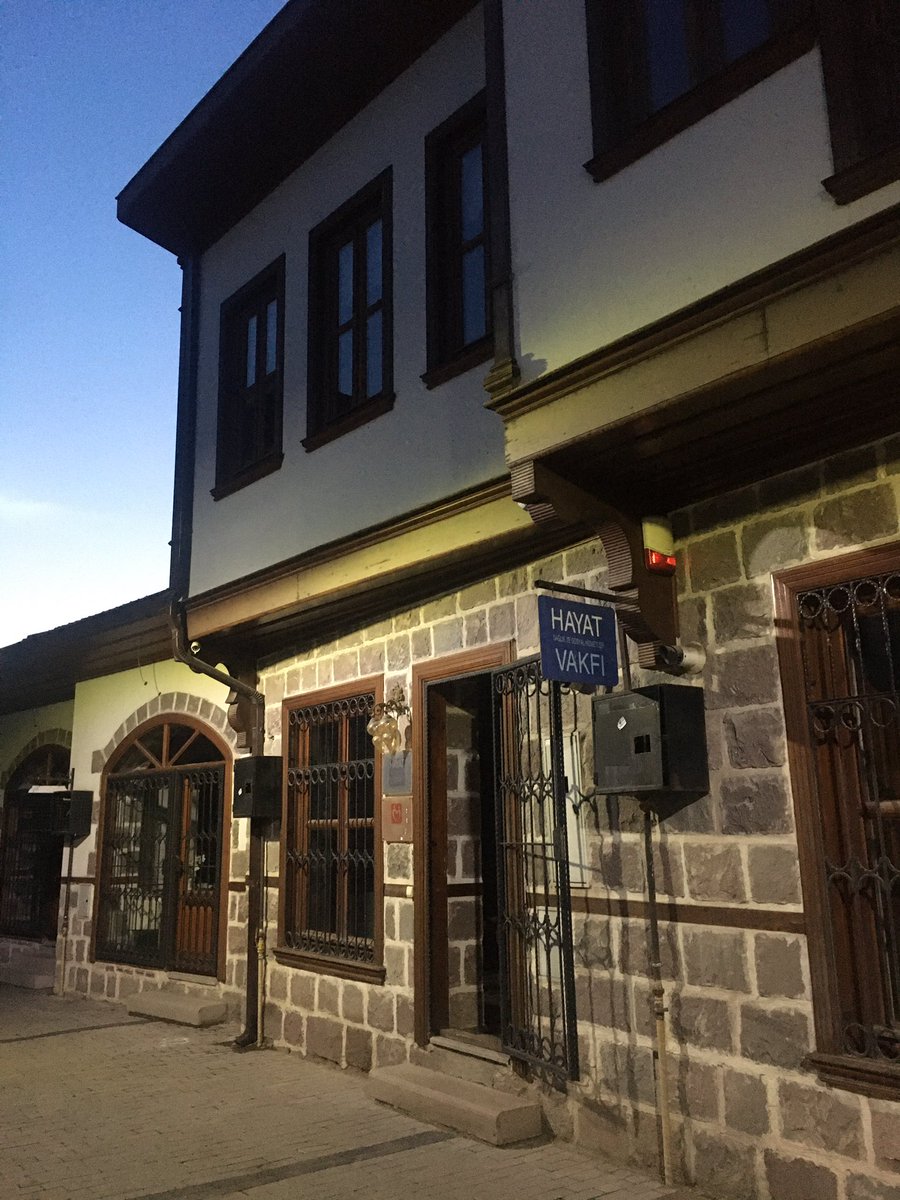 beyzkaynar's tweet photo. Yıllardır okumalar, yazmalar bir yana fikirlerimi şekillendiren, bi mola vermek istediğimde yanına kaçtığım, sayesinde bir sürü güzel insan tanıdığım abim, ablam, kardeşim olan @HSVankara dan bugün mezun oldum. https://t.co/VyOZAXaMKb