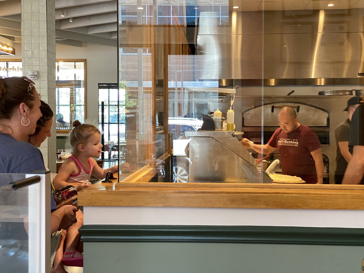 Have you had a chance to catch a show at our pizza window? 
#salandmookies #pizzawindow