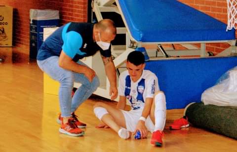 pakoayuso's tweet photo. Casi nunca sube el mejor en las competiciones en formato de playoff, hoy volvió a pasar, dolido no por no estar en 2 B sino porque gente como @pepo18rr18 de @MolinaFutsal merecía el ascenso + que nadie. Toca levantarse a veces el deporte como la vida también golpea duro. Ánimo!!! https://t.co/AFd4Y3LoOH
