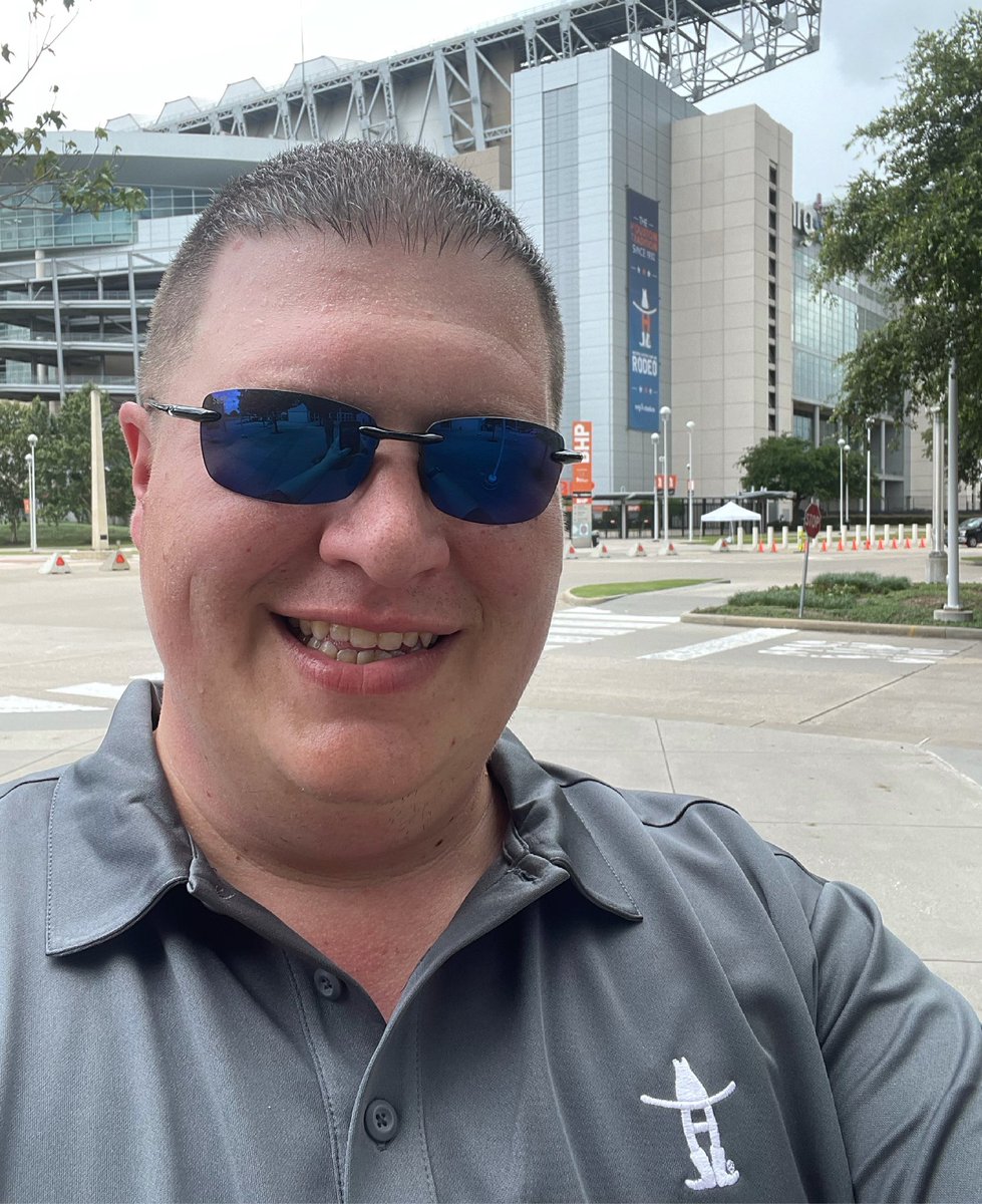 kdn_tx19's tweet photo. Always a great day when you can play even a small part in giving out $14.8million in scholarships to recent graduates to help set them up for success in their next chapter in life. Proud to be a member of the HLSR family! #RHScholar https://t.co/ml3oFNvIno