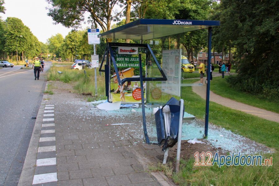 Automobilist rijdt bushokje aan flarden op de Matenpoort in #Apeldoorn. 112Apeldoorn.