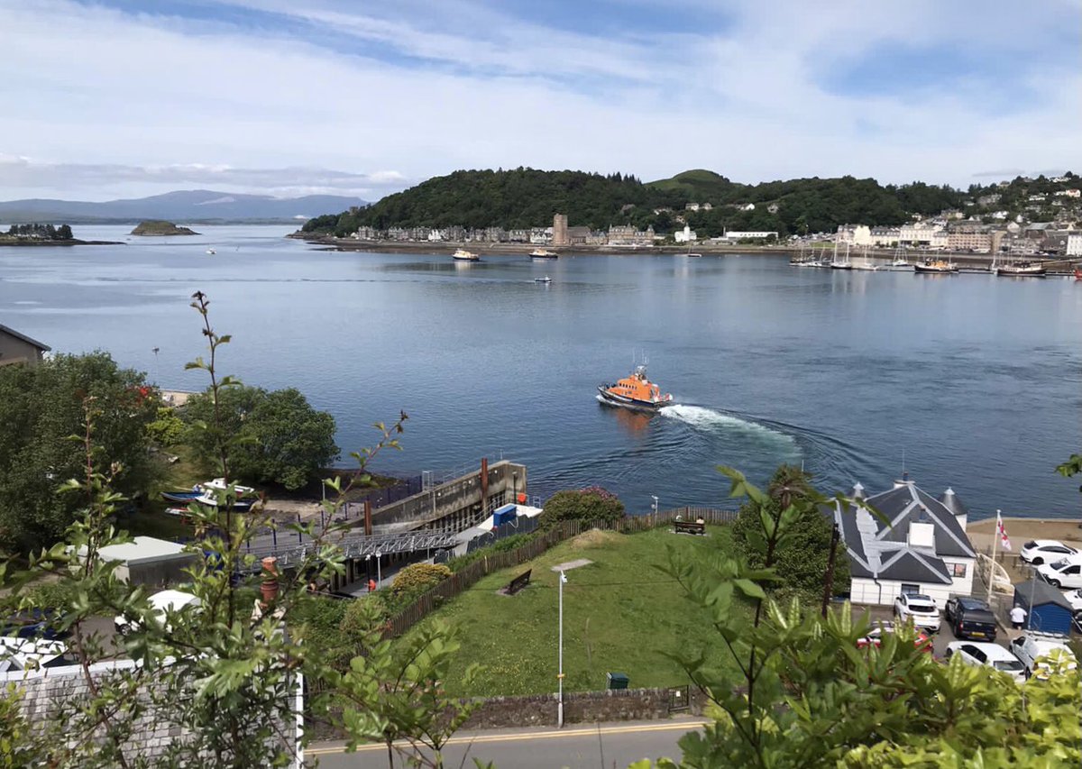 Oban lifeboat launched this afternoon to assist a yacht that had run aground in the sound of Kerrera. 

Lifeboat stood by as the yacht refloated a short time after to ensure no damage sustained. All was well and yacht proceeded into Oban unassisted. 

#oban #rnli #alwaysoncall