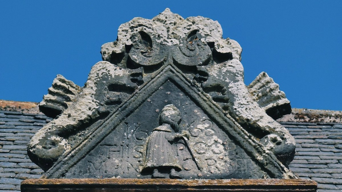 JoeDerrySetch's tweet photo. '1668 This poor man cryed'...

So many great details on this pediment at Dunbar's Hospital- bleating seahorses, a chunky fleur-de-lis, and a bearded man with a stick.

I wonder if the sculptor had someone in mind when they carved this stooping figure? https://t.co/SLJx3zssGq