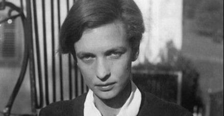 franceculture's tweet photo. Journaliste, photographe et écrivain suisse, Annemarie Schwarzenbach est devenue une icône. Dans l’Europe déchirée des années trente orchestrée par l’Allemagne nazie, elle lutte aux côtés des "enfants terribles" de Thomas Mann. Sa vie est fulgurante https://t.co/Wi8NiPk1Px https://t.co/slTFlNAmBF