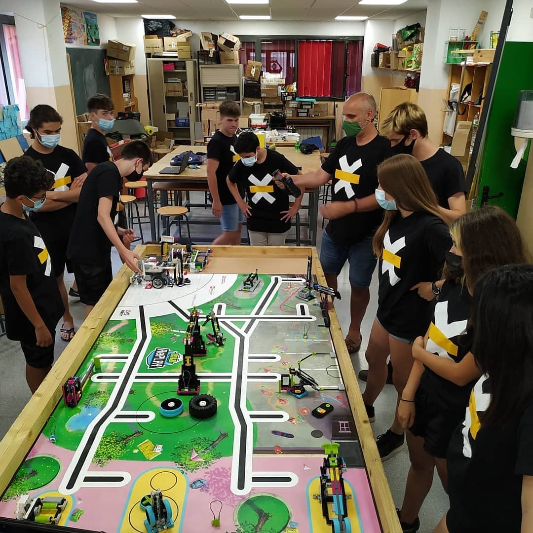 FEPSantRamon's tweet photo. Gran actuació de #KIOTA a la #granfinalFLL Bona valoracio de la defensa dels dos projectes i bon rendiment del robot. Demà els resultats. L'equip tanca satisfet el curs i amb ganes de seguir aprenent. #srnsteam #moltmesquerobots #MoveSON https://t.co/lF6cTZX4L1