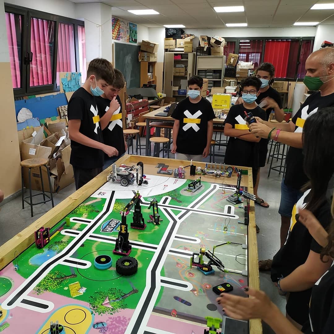 FEPSantRamon's tweet photo. Gran actuació de #KIOTA a la #granfinalFLL Bona valoracio de la defensa dels dos projectes i bon rendiment del robot. Demà els resultats. L'equip tanca satisfet el curs i amb ganes de seguir aprenent. #srnsteam #moltmesquerobots #MoveSON https://t.co/lF6cTZX4L1