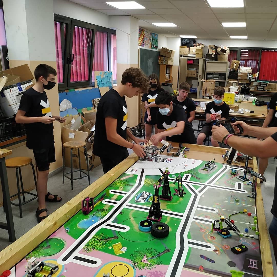 lluissalagarcia's tweet photo. Gran actuació de #KIOTA a la #granfinalFLL Bona valoracio de la defensa dels dos projectes i bon rendiment del robot. Demà els resultats. L'equip tanca satisfet el curs i amb ganes de seguir aprenent. #srnsteam #moltmesquerobots #MoveSON https://t.co/AB4WO8oN7i