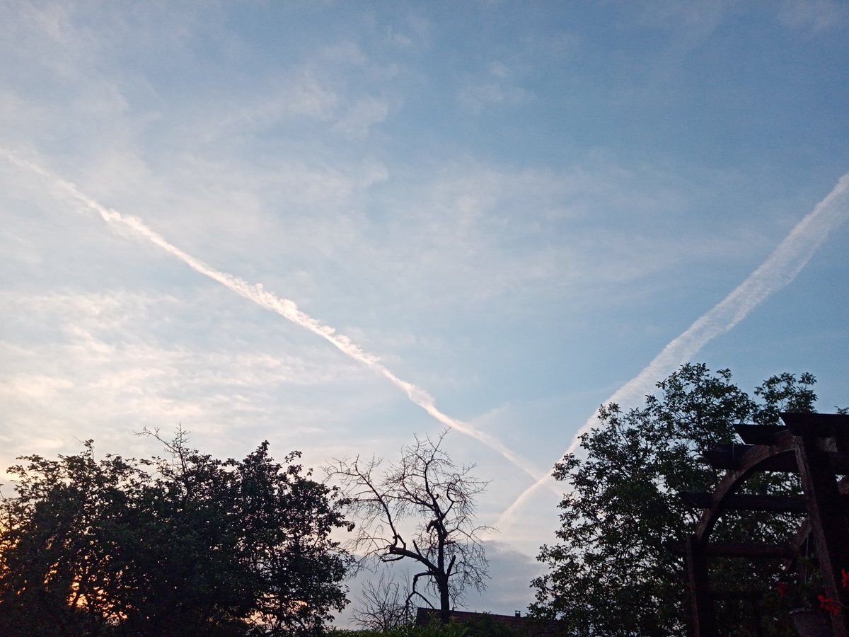 2 planes and a sunset !!!
( pensée à la croix d' Indo aussi 😍)
<a href="/indochinetwitt/">Indochine</a> <a href="/nicolasirkis/">nicola sirkis</a> 😉

#indochine #indocroix #avions #planes #coucherdesoleil #sunset