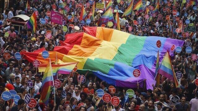 LGBTİ+’lara dönük polis saldırısı, yaşam hakkı ihlalidir. Saldırıyı kınıyoruz. Bugün sokakları dolduran LGBTİ+’lar bir kez daha onurun yasaklanamayacağını göstermiştir. #Pride2021