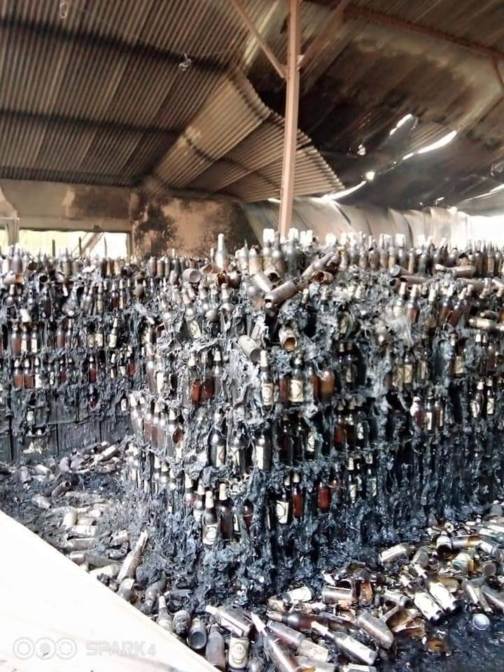 BerthierAce's tweet photo. #WhatsAppNews
Un magasin de stockage des KADJI bière réduit en cendres à #bertoua. https://t.co/BkXwQz3oU2