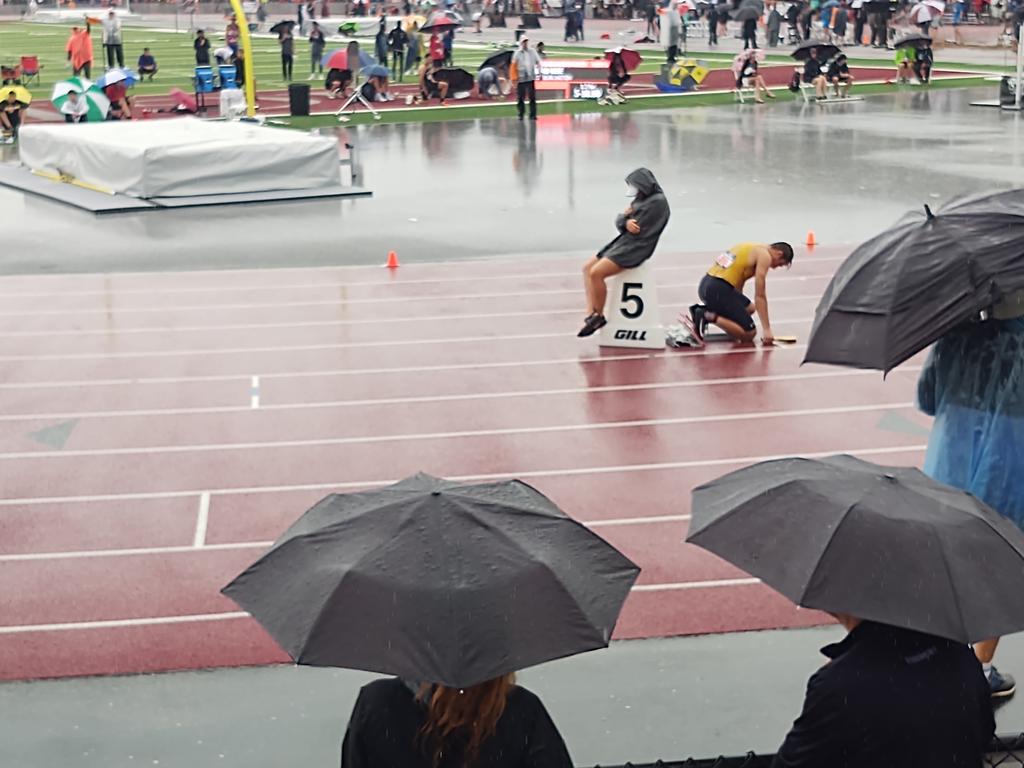 WarriorsAthDept's tweet photo. Warrior high jumper Phil Gartman and boys 4x200 relay Noah Gnatz. https://t.co/WGapD8lhES