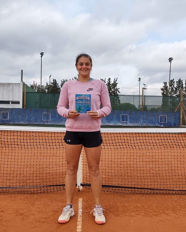 BaNaDeTENIS (@banadetenis) on Twitter photo ¡FELICITACIONES Merlina Sarno! 🎾
( <a href="/mersarnoo/">Mersarno 🏳️🌈🏳️🌈</a> )
🥈 Finalista Haciendo Tenis etapa 10
📍Sirio libanés, Buenos Aires.
💪🏻 Acompañada durante toda la semana por el equipo de trabajo:
@FerchoOrd <a href="/sebasdistefano/">sebasdistefano</a>
<a href="/kevjuarez/">kevin juarez</a> @fitnessbarrancas
<a href="/AATenis/">Asociación Argentina de Tenis</a> ¡FELICITACIONES Merlina Sarno! 🎾
( <a href="/mersarnoo/">Mersarno 🏳️🌈🏳️🌈</a> )
🥈 Finalista Haciendo Tenis etapa 10
📍Sirio libanés, Buenos Aires.
💪🏻 Acompañada durante toda la semana por el equipo de trabajo:
@FerchoOrd <a href="/sebasdistefano/">sebasdistefano</a>
<a href="/kevjuarez/">kevin juarez</a> @fitnessbarrancas
<a href="/AATenis/">Asociación Argentina de Tenis</a>