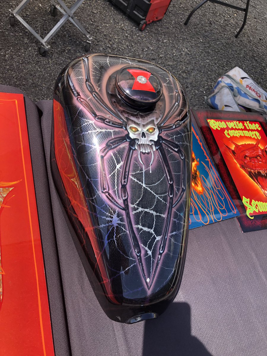IDcrisisdesign's tweet photo. #sold! #ThunderAtTheFreightStation #idcrisisdesign #gastankart #TAMCO #toAIRishuman #pinstripeordie #custom #airbrushlife #kustom #airhead #pinhead #newrules #nobs #custompainter #harleydavidson #bagger #airbrush #pinstripe #seriousart https://t.co/wx8767qQum