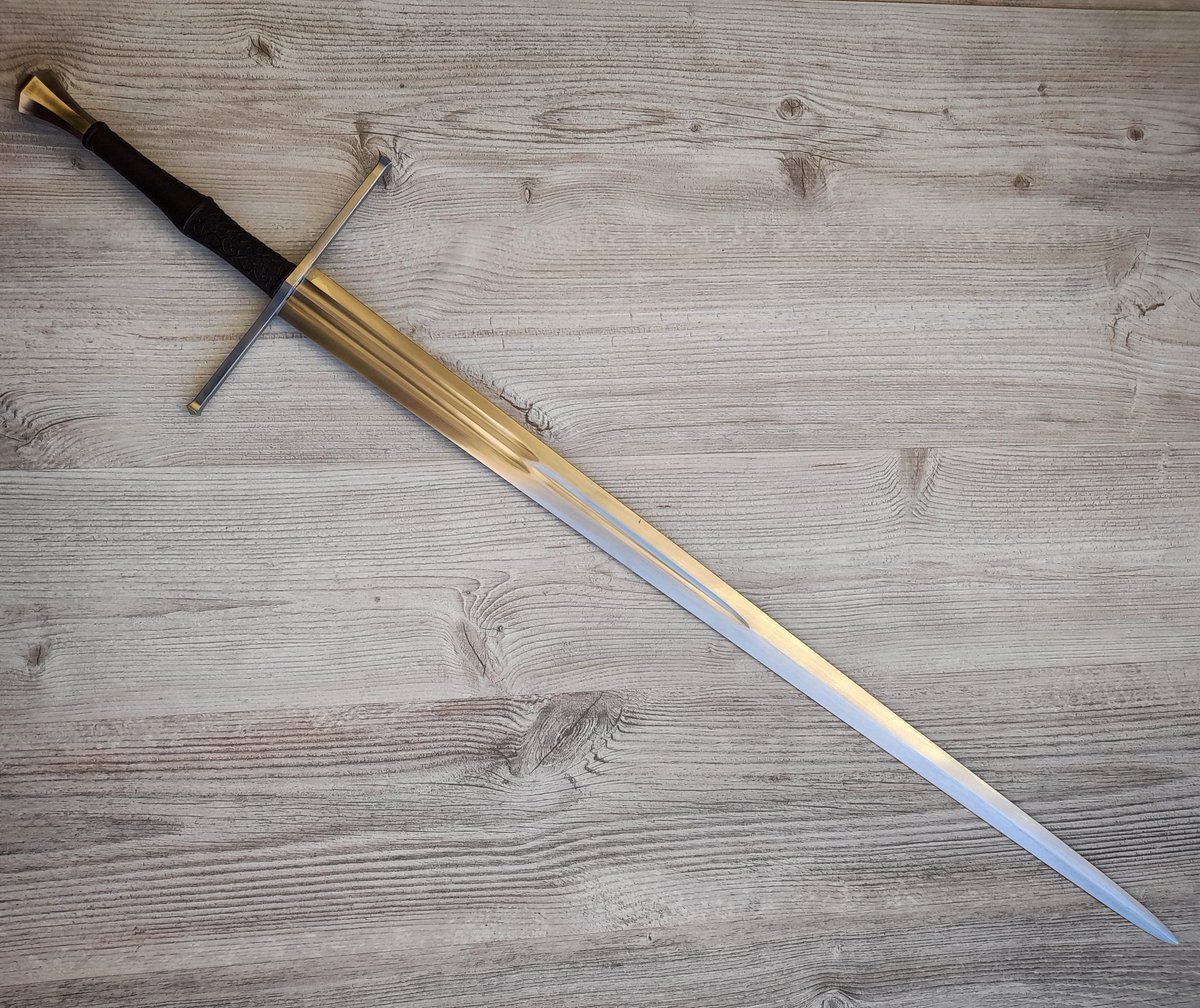 ArannReichhardt's tweet photo. Last pic I posted on ig, a type xx (or xxa not sure) #longsword first if this type I've made and the composite fuller was fuuun, hope I get to make more like this soon! #sword #swords #swordsmith #blacksmith #swordtwitter https://t.co/tL5OnMiRyg
