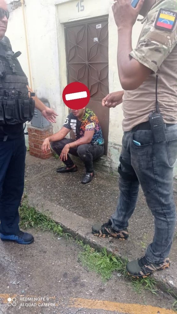 lysaurafuentes's tweet photo. Alrededor de seis personas arrolladas en la avenida Sucre. El implicado huyó hacia la calle 13 de julio en los Robles, donde chocó el vehículo. El hombre fue detenido, se conoció que es un detective activo del Cicpc identificado como junior Pacheco https://t.co/HKfV3B75CD