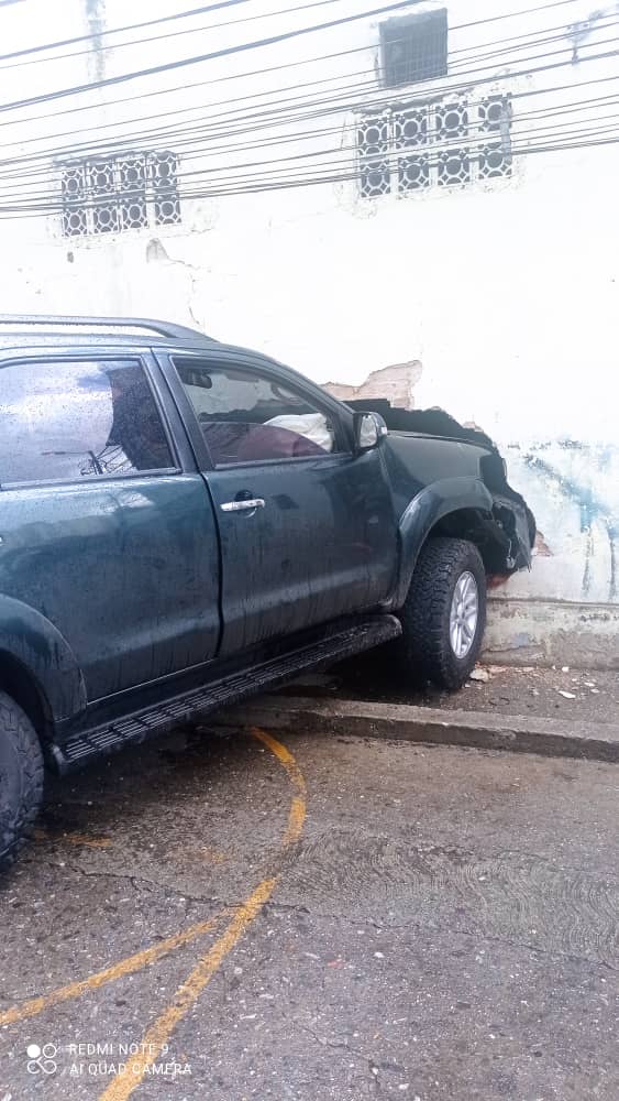 lysaurafuentes's tweet photo. Alrededor de seis personas arrolladas en la avenida Sucre. El implicado huyó hacia la calle 13 de julio en los Robles, donde chocó el vehículo. El hombre fue detenido, se conoció que es un detective activo del Cicpc identificado como junior Pacheco https://t.co/HKfV3B75CD