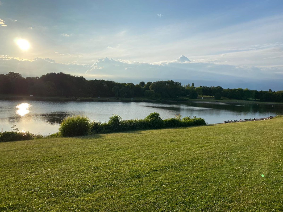 stevenage_fire's tweet photo. A Lovely evening here at Fairlands Lakes. Red watch have been out giving advice to members of the public on water safety and drowning prevention.
Even though the water looks inviting and the sun is out, the water is still very cold and dangerous.  #wateraware https://t.co/FidIuA7dOg