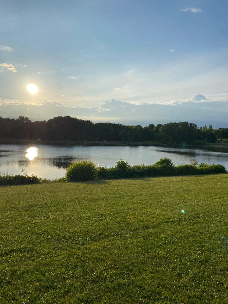 stevenage_fire's tweet photo. A Lovely evening here at Fairlands Lakes. Red watch have been out giving advice to members of the public on water safety and drowning prevention.
Even though the water looks inviting and the sun is out, the water is still very cold and dangerous.  #wateraware https://t.co/FidIuA7dOg