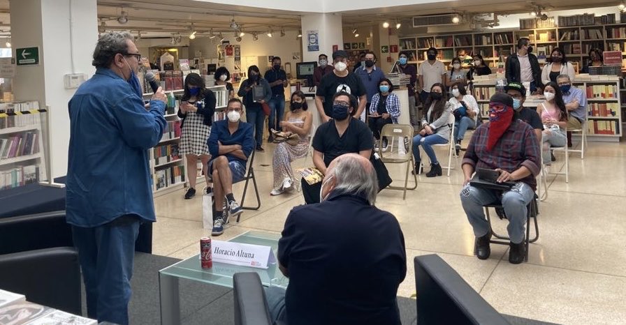 FCEMexico's tweet photo. El Maestro @HoracioAltuna se reunió con sus lectores y luego de las palabras de @Taibo2 firmó ejemplares de #HotLA. Un exitoso encuentro en la #LibreríaOctavioPaz #SanaDistancia https://t.co/ZUcasISMFP #RepúblicaDeLectores https://t.co/nxacMUF23U