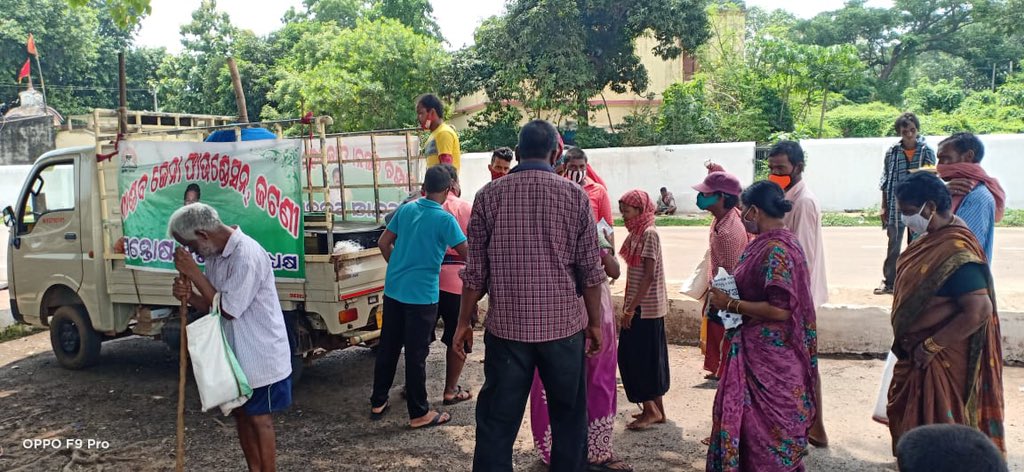 Foundation_PJ's tweet photo. Yesterday,#pandavjenafoundation led by chairman Santosh Kumar Jena &amp; team,have come forward to distribute cooked  lunch to needy people at different wards or square of jatani area affected during the weekend shutdown imposed in #Odisha.
#odishafightscorona #maskupodisha #wecare https://t.co/Fr5SjP0zfS