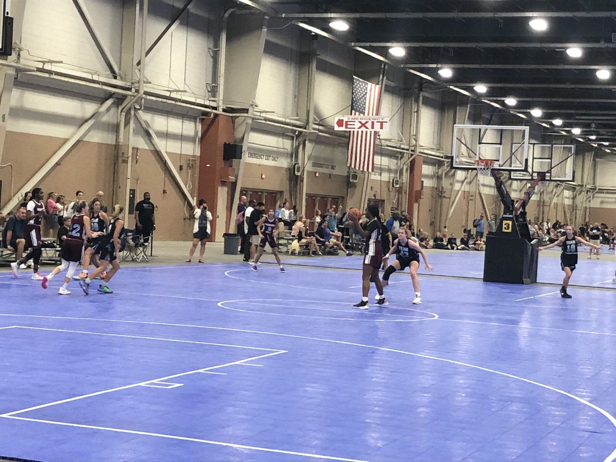 BlueStarMedia1's tweet photo. Really entertaining game here between @TEAMPAHOOPS 17 Polly and @PhilaBelles 2023 Steidle at @USJN Hershey, certainly up for game of the day so far! @MikeFlynn826 @NJGhoops https://t.co/eOLGrSgwDI