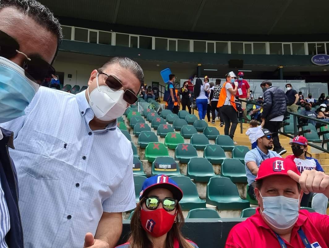 F_CamachoR's tweet photo. En representación del presidente @luisabinader y de todo el país, estamos en Puebla, México, apoyando a la selección dominicana de béisbol en el partido que busca su boleto a los Juegos Olímpicos de Tokio 2020.

¡Arriba República Dominicana!
#ObjetivoTokio https://t.co/0SFojONjE5