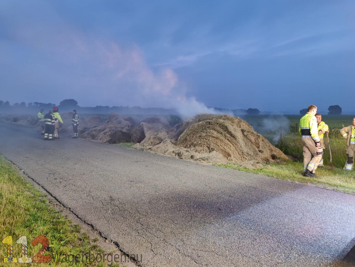 Brandweer blust brand in bult met hooi bij Hellum..