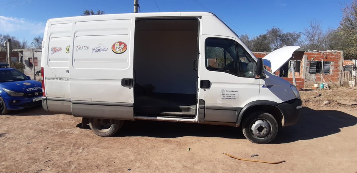 PoliciaCbaOf's tweet photo. Tras diversos #Operativos llevados a cabo por personal de los distritos II y VIII en los barrios #ParqueRepública y #ResidencialAmérica lograron recuperar dos vehículos los cuales registran pedido de secuestro solicitado por la Justicia. https://t.co/AsjgxnWyaw