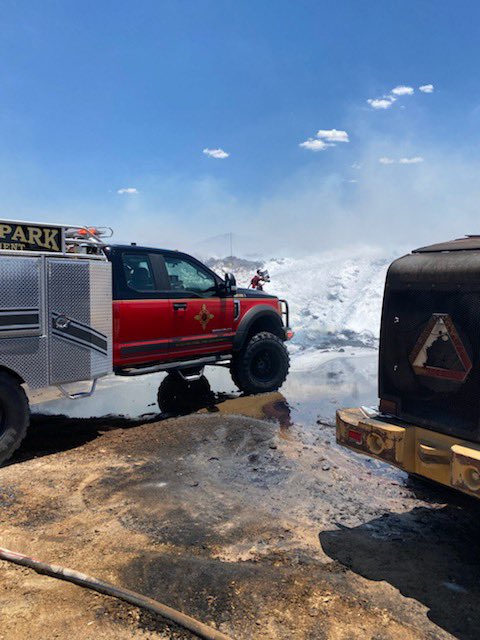 SunlandParkFire's tweet photo. Sunland Park Fire personnel responded Mutual Aid for DACFES to the 6500 Block of Mc Nutt Rd for a fully engulfed front end loader which the flames were reportedly spreading to hay and manure nearby. Personnel brought the fire under control. #SkeeterBrushTrucks #Novacool https://t.co/z6Tq84xzcU