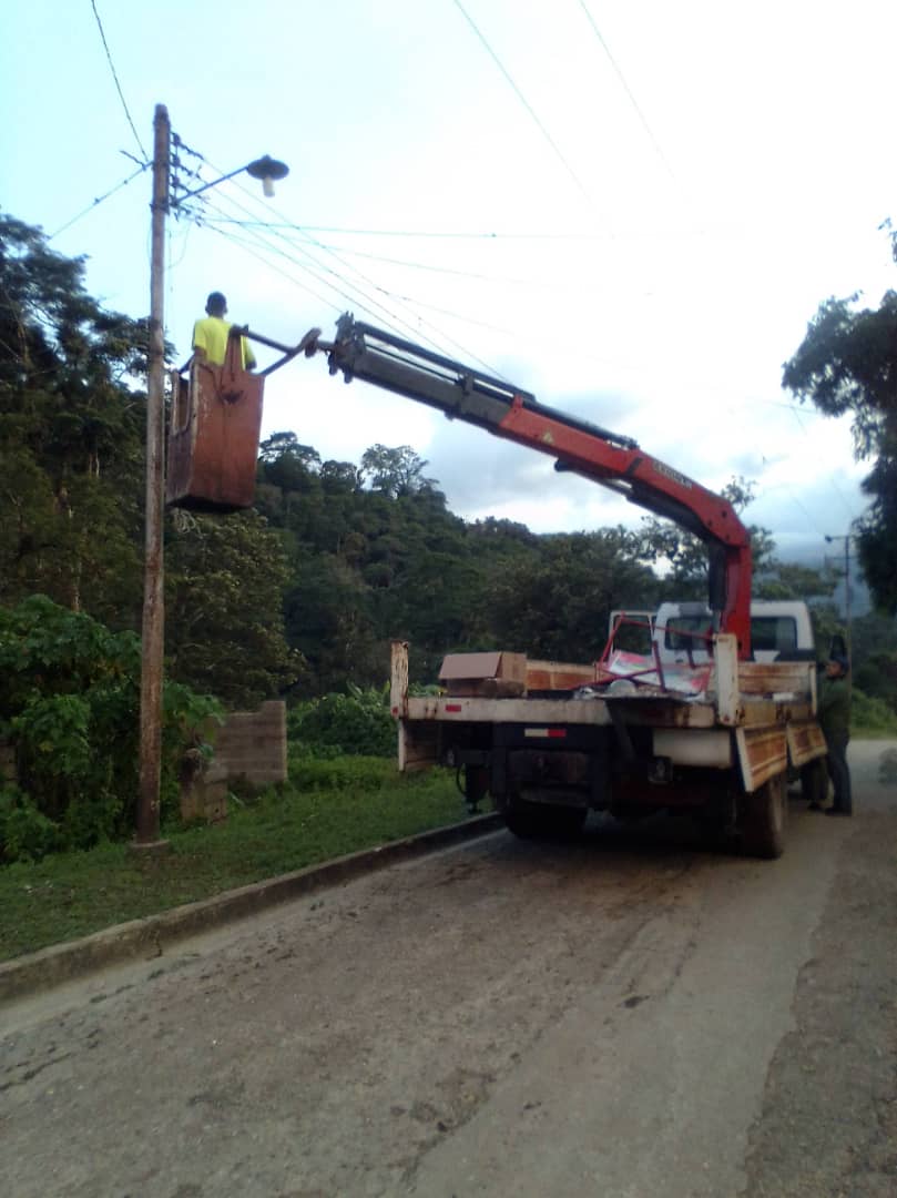 Orangelpsuv_'s tweet photo. #InvictosAyerInvenciblesHoy Continuamos fortaleciendo el alumbrado público en los  sectores de la parroquia Teresen de Caripe. Seguimos trabajando junto a nuestro Pte @nicolasmaduro en la atención de las comunidades de nuestro pueblo. @NicolasMaduro @dcabellor @jdavidcabello https://t.co/O5dFnPpAhi