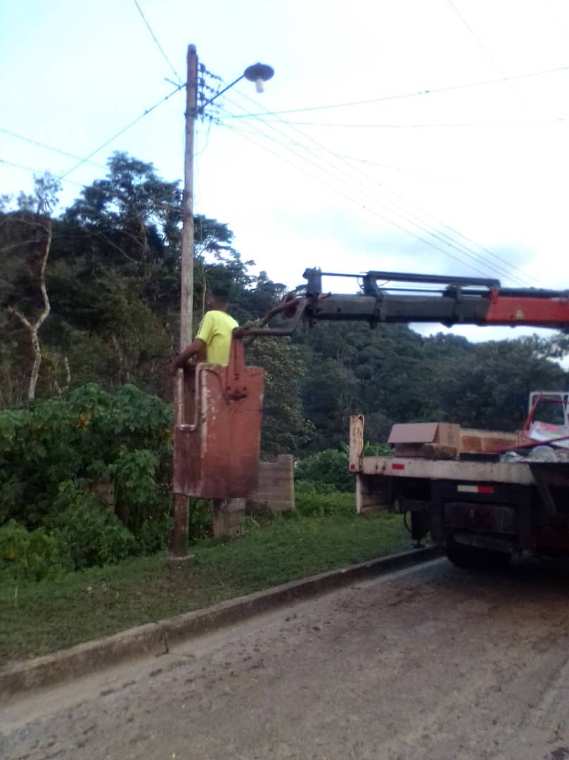 Orangelpsuv_'s tweet photo. #InvictosAyerInvenciblesHoy Continuamos fortaleciendo el alumbrado público en los  sectores de la parroquia Teresen de Caripe. Seguimos trabajando junto a nuestro Pte @nicolasmaduro en la atención de las comunidades de nuestro pueblo. @NicolasMaduro @dcabellor @jdavidcabello https://t.co/O5dFnPpAhi