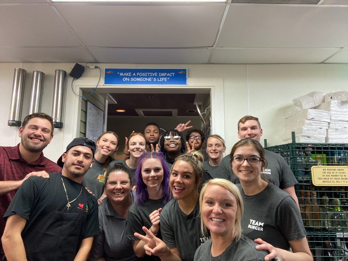 Lacyenydam's tweet photo. #chilislove my team! Group selfie. @Chilis @CandaceWatkins9 https://t.co/DPzo0maDfb