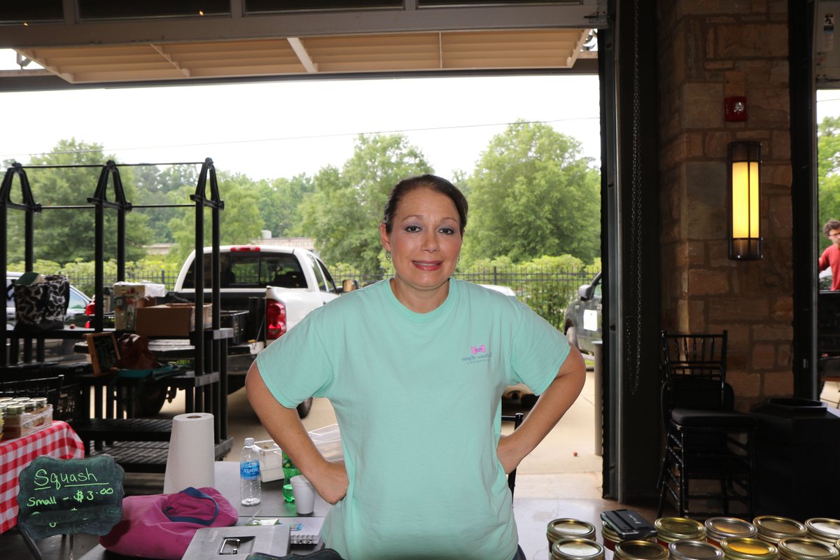 tuscaloosacity's tweet photo. Harbin’s Farms from Moundville has been selling at the farmers market for seven years! She got her start after she began working at her brother-in-law’s greenhouse. 🌱
 
Harbin’s Farm offers a variety of fresh vegetables, jams and jellies! 🥒 #FeaturedFarm https://t.co/zTI5hrHRC3