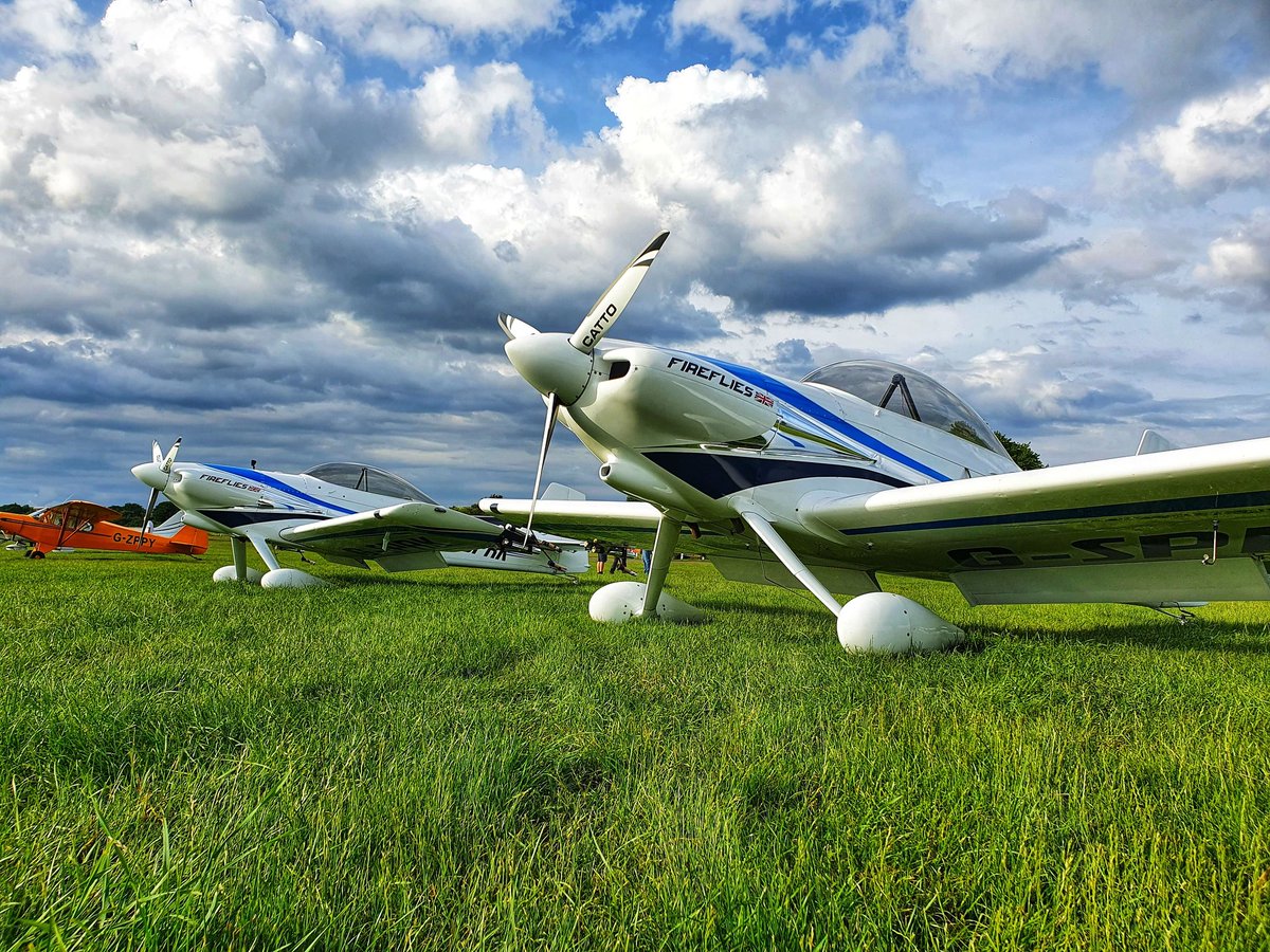 Just prior to launch for our pyro display at Henley on Thames.

Thanks to @wlacflying @tsaconsulting and Xplosive events

#airshow #pyrotechnics #flying #display #sunset #tailwheel #pilots #displayteam #airplanes #propeller #flyingclub