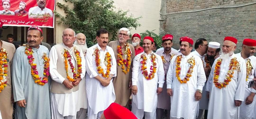 ShaguftaMalik12's tweet photo. یوسی 36  پشاور میں عوامی نیشنل پارٹی کی تنظیم سازی اور شمولتی پروگرام منقد ھوا   مختلف افراد نے عوامی نیشنل پارٹی میں شمولیت کی اجلاس سے ایم پی اے شگفتہ ملک   صدیق آفریدی  آشفاق  خلیل  سید رفاقت شاہ  عالمگیر خان خلیل اور کفایت اورکزئی نے خطاب کیا https://t.co/sTCqu6gUTK