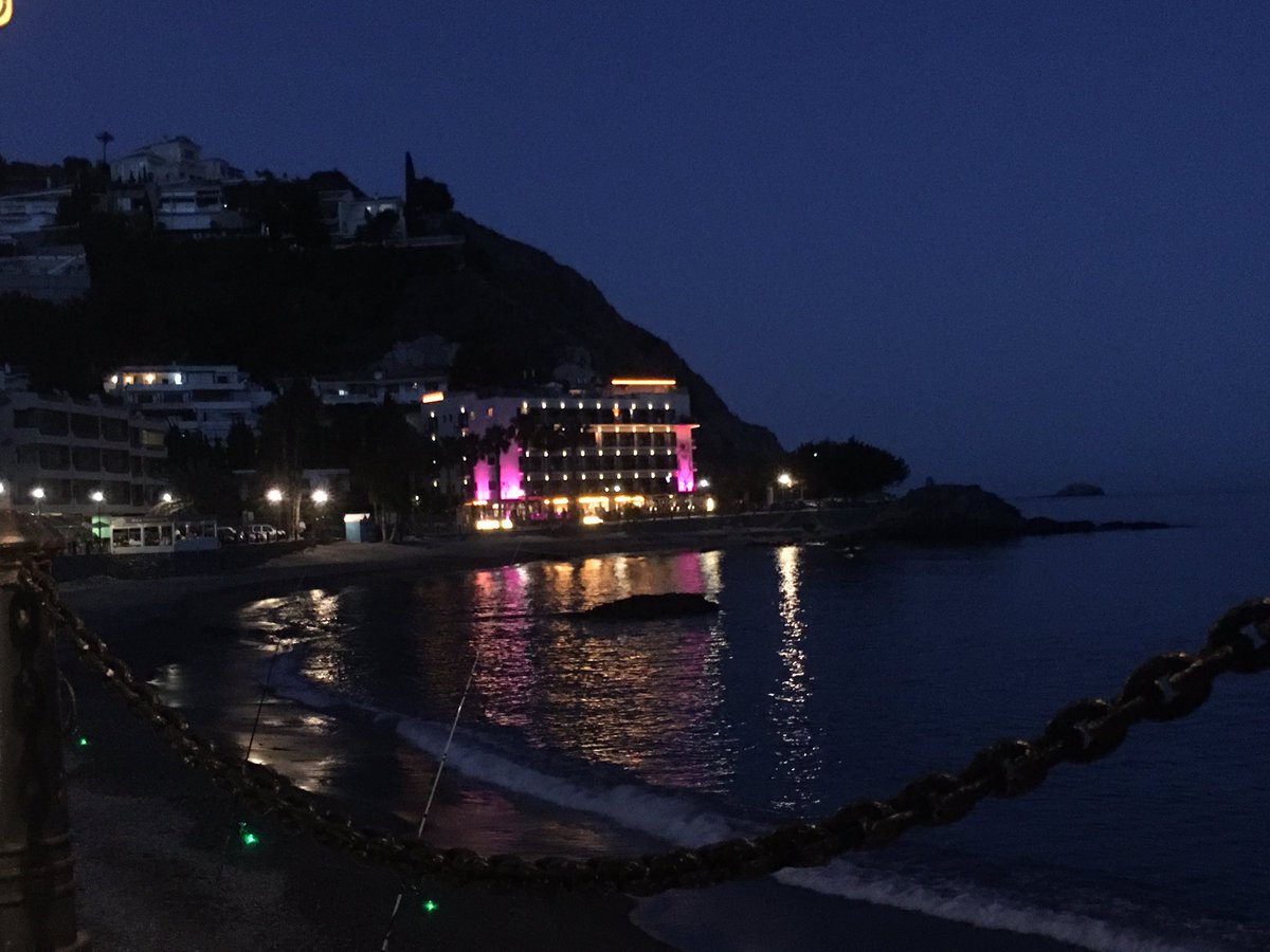 rociopalaciosh's tweet photo. Qué alegría da ver los hoteles abiertos y funcionando! Qué duro ha sido este último año!. Este verano promete en #Almuñécar #CostaTropical #Cotobro #AhoraMismo https://t.co/kHCgrplkQ2