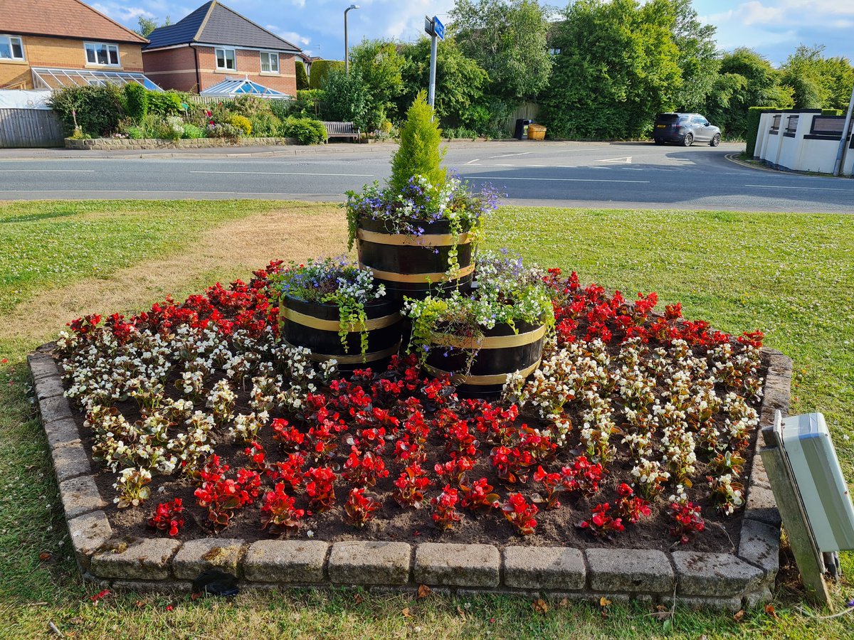 Before and after shots, 2 matching beds almost completed, a long and tiring days volunteering but very pleased with the result #bloomhour #ourbloom <a href="/NWIBofficial/">North West in Bloom</a>