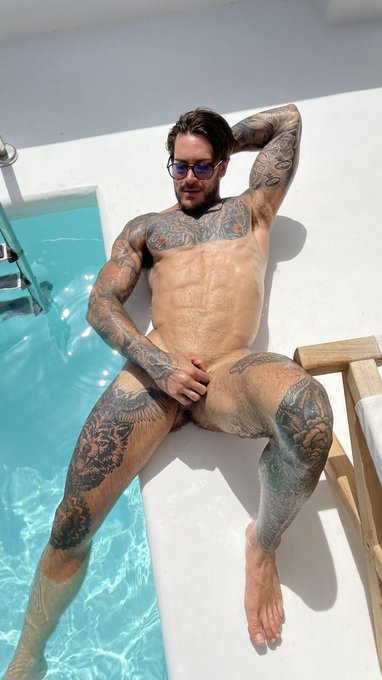 I think the room next door caught me skinny dipping and liked what they saw   Don&rsquo;t miss out on all the<a href="/tag/macro"class="tags"><span>#macro</span></a>