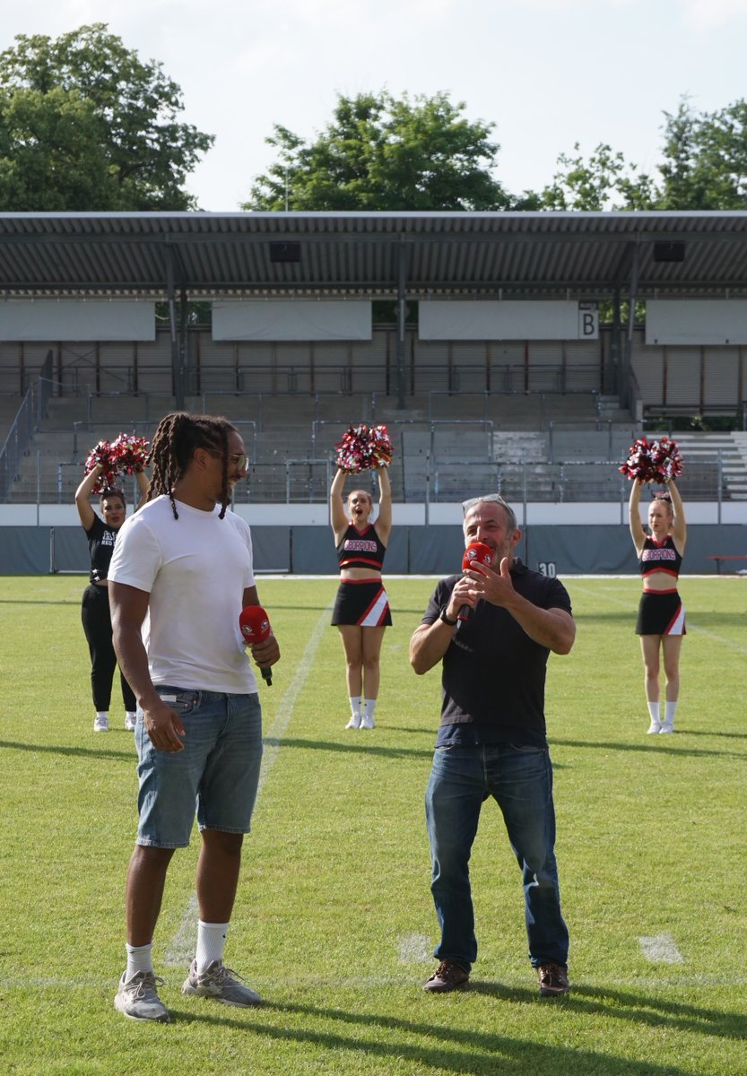 footballaktuell's tweet photo. @JohnsonJakob von den @patriots war DER Stargast bei @stuttgart_scorp
vs @ffm_universe. Er stand dem #HUDDLE für ein kurzes Interview zur Verfügung:
.
https://t.co/yjiobzJLP6
.
#ranNFL #ENDZN https://t.co/k0L6LN4q76