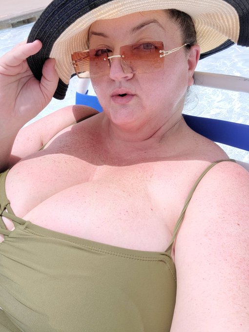 Pool day! 😁 #poolside What are you doing this weekend? https://t.co/uvkJwP5kCA<a href="/tag/poolside"class="tags">#poolside</a>