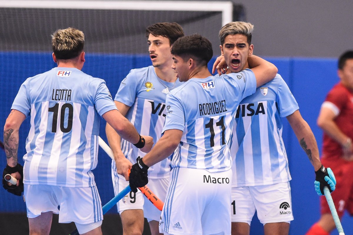 ArgFieldHockey's tweet photo. ¡A la final! El seleccionado masculino de #HockeyPista 🇦🇷 cerró la fase regular del Panamericano Indoor. Además clasificó a la final del certamen y mañana, desde las 14.30 horas, buscarán el título y el pasaje a la próxima Copa del Mundo. 

📑Toda la info: https://t.co/VBjgNnCPL7 https://t.co/z3sL7G0rXo
