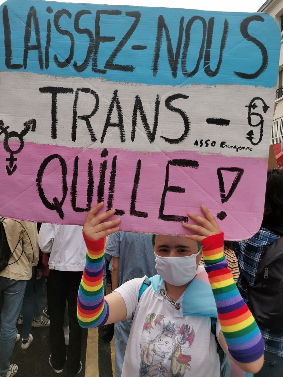 Fransgenre's tweet image. Nous espérons que vous avez passé une bonne pride, nous déplorons tout de même la présence de quelques TERFs dans la tête de cortège. 
Merci à celleux ayant rejoint notre cortège, on se retrouve à l&apos;#ExisTransInter !