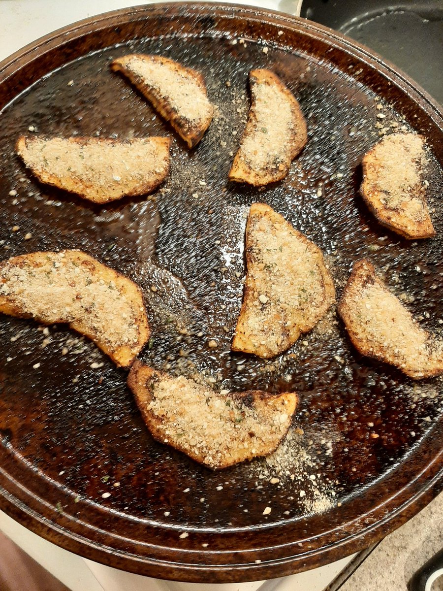 DesperOtto315's tweet photo. Today's inspiration, Eggplant Parmesan Quesadilla.

Cut eggplant into half circles and cover with olive oil, garlic and Italian seasonings. Then bake at 450 degrees for 20 minutes. Sprinkle with bread crumbs for last 5 minutes. https://t.co/Le0kawcTC2