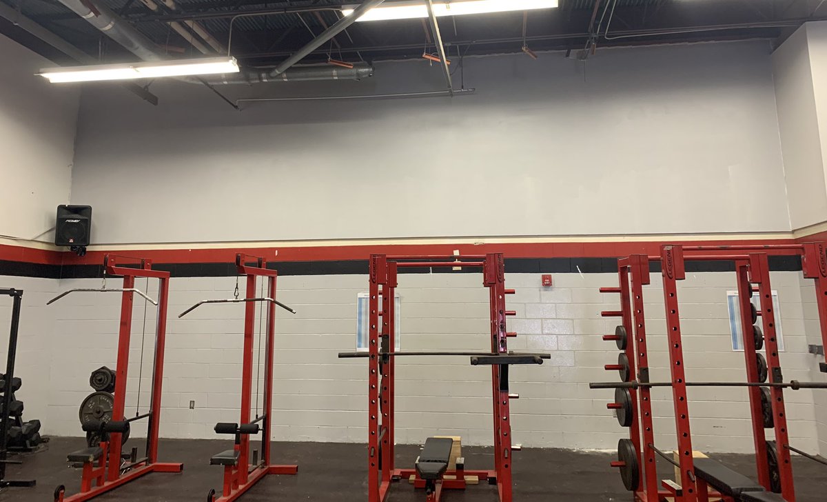 Weightroom 👀 good after the new wrap went up today🔥🔥. Before and After pics - a little bit of a difference😉
#HorsePower
